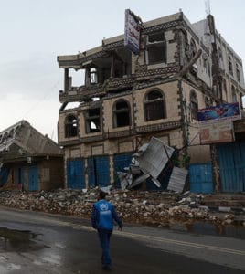 A UNHCR worker in Saada, Yemen, which has been heavily affected by airstrikes (© UN OCHA / Philippe Kropf https://flic.kr/p/BwWwjw)